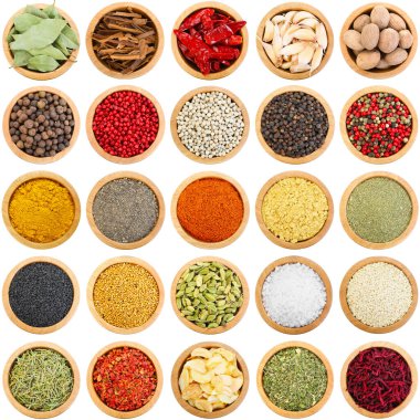 Farklı aromatik baharatlar ve beyaz kaplar. Üst görünüm