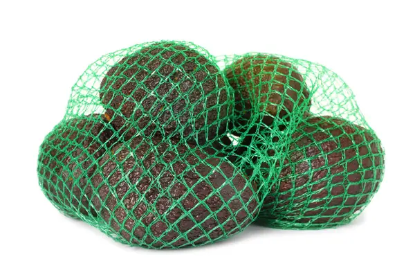 Olgun avokado meyveleri beyaz poşette izole edilmiş.