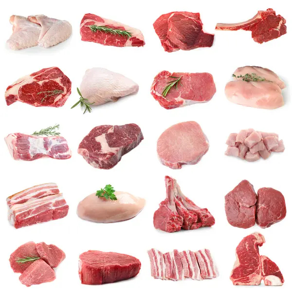 Farklı türde taze et, beyaza izole edilmiş, kolaj. Biftek, domuz, tavuk ve dana eti.