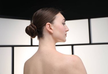 Işıklı arka planda güzel bir kadın.