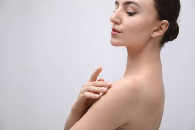 Hafif arka planda çekici bir kadın, omuza yakın plan. Metin için boşluk