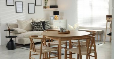 Masa, sandalyeler ve rahat bir kanepe. İç tasarım