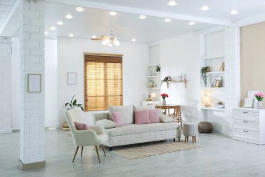 Odada yastıkları olan rahat bir kanepe. İç tasarım