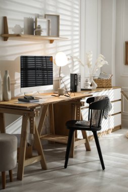 Ofisinde bilgisayar olan rahat bir iş yeri.