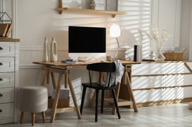 Ofisinde bilgisayar olan rahat bir iş yeri.