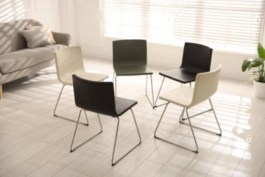 Grup psikoterapi seansı için daireler oluşturun.