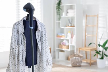 Modern, dik bir buharlı gemi ve gömlek. Metin için boşluk