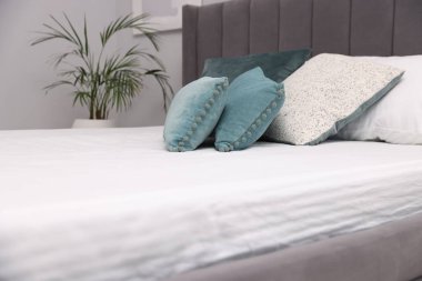 Rahat yatak, yeni yumuşak yatak ve kapalı yastıklar, yakın çekim.