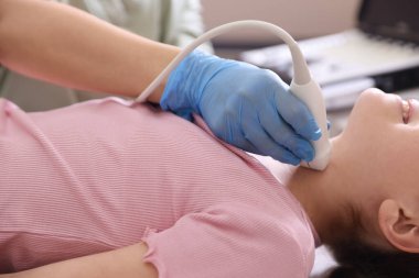 Sonograf, klinikte kızın tiroid bezi ultrason muayenesini yönetiyor.