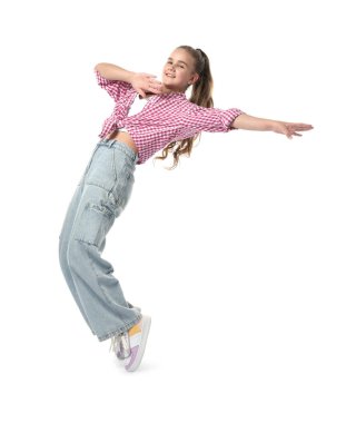 Beyaz arka planda dans eden şık elbiseli bir kız.