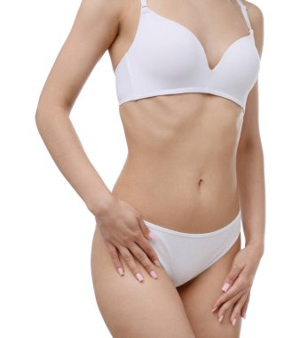 Beyaz arka planda mükemmel ince vücutlu kadın, yakın plan.