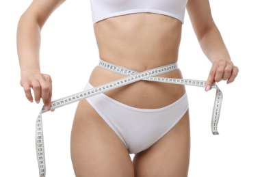 İnce vücutlu ve beyaz arka planda mezurası olan kadın, yakın plan.