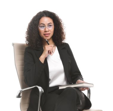 Ofis sandalyesinde beyaz arka planda not defteri ve kalemi olan profesyonel bir psikolog.