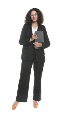 Beyaz arka planda dizüstü bilgisayarı olan profesyonel psikolog portresi.