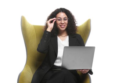 Beyaz arka planda dizüstü bilgisayarı olan profesyonel psikolog.