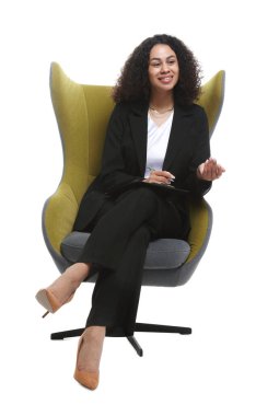 Beyaz arka plandaki koltukta pano ve kalemle profesyonel psikolog.