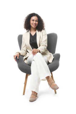 Beyaz arka planda koltukta profesyonel psikolog.