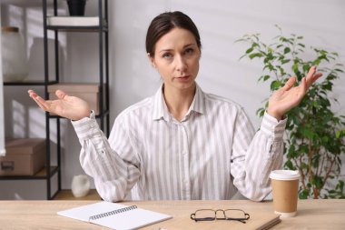 Çevrimiçi hoparlör kapalı masada webinar, web kamerasından görüntü