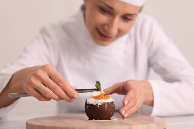 Şekerci lezzetli hindistan cevizi şekilli tatlı yapıyor, seçici odaklı.