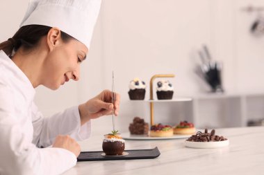 Şekerci lezzetli hindistan cevizi şekilli tatlı yapıyor.