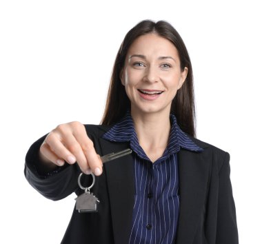 Beyaz arka planda ev şekilli anahtarlığı olan bir emlakçı.