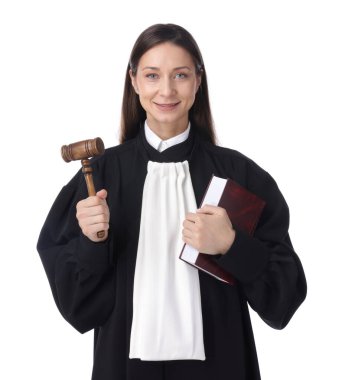 Beyaz arkaplan üzerine kitap ve çekiçle yargıç