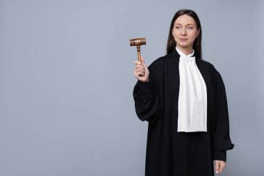 Gri arkaplanda tokmak, metin için boşluk