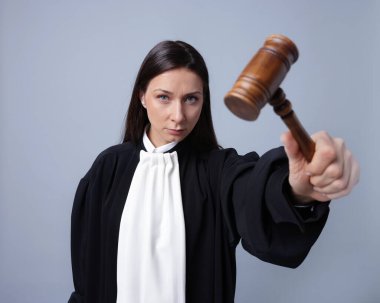 Hakim portresi gri arka planda tokmak ile