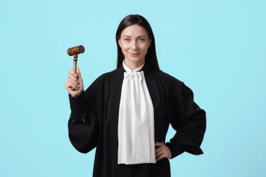 Açık mavi arkaplanda çekiçle yargıç