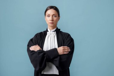 Açık mavi arkaplanda hakimin portresi