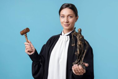 Açık mavi arka planda Adalet Anıtı 'nın çekici ve figürüyle yargılamak