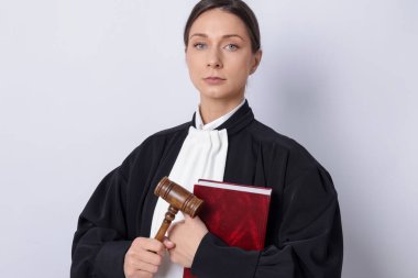 Hafif arkaplan ve çekiçle yargıla