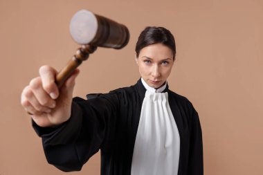 Açık kahverengi arka planda tokmak ile yargıç