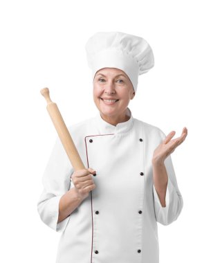 Beyaz arka planda merdanesi olan profesyonel pasta şefi.