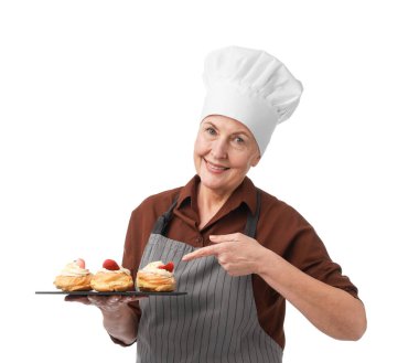 Beyaz arka planda Choux 'u gösteren profesyonel bir şekerci.