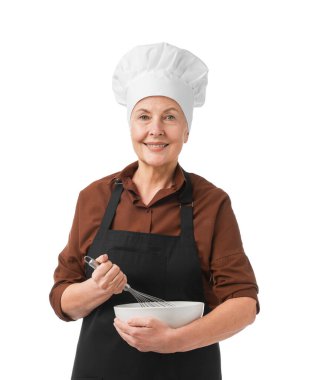 Beyaz arka planda bir şeyler karıştıran profesyonel bir şekerci.