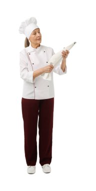 Beyaz arka planda krema torbası olan profesyonel pasta şefi.