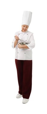 Beyaz arka planda yemek pişiren profesyonel pasta şefi.