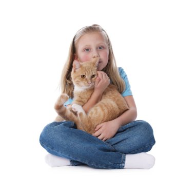 Beyaz arka planda kızıl kedisi olan küçük kız.