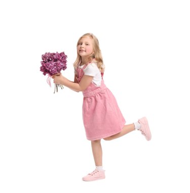 Beyaz arka planda bir buket leylak çiçekli küçük kız.