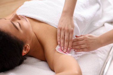 Balmumu epilasyon prosedürüne tabi tutulan kadın, yakın plan.