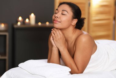 Güzelkadın masaj salonundaki masaj koltuğunda dinleniyor.