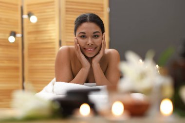 Güzelkadın masaj salonundaki masaj koltuğunda dinleniyor.