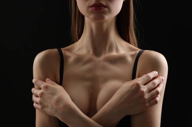 Siyah arka planda mükemmel bir cildi olan kadın, yakın plan.