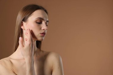 Bej arka planda güzel bir kadın. Metin için boşluk