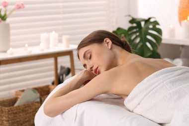 Güzelkadın masaj salonundaki masaj koltuğunda dinleniyor.