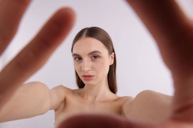 çekici genç bir kadın beyaz zemin üzerine poz