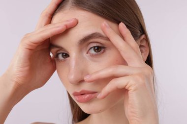 çekici genç bir kadın beyaz zemin üzerine poz