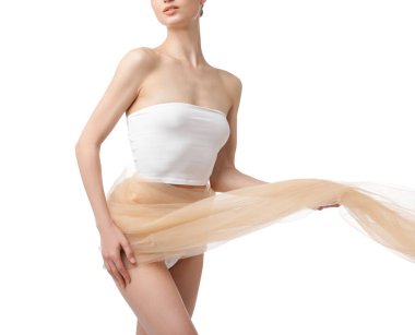 Beyaz arka planda güzel kumaşlı genç bir kadın, yakın plan.