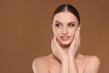 Bej arka planda güzel bir genç kadının portresi, metin için boşluk